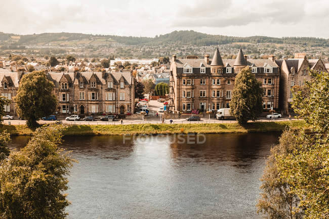 Средневековые здания рядом с маленькой рекой в городе Шотландия — стоковое фото
