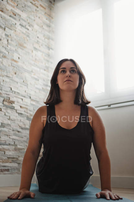 Frau macht Yoga auf Matte zu Hause — Stockfoto