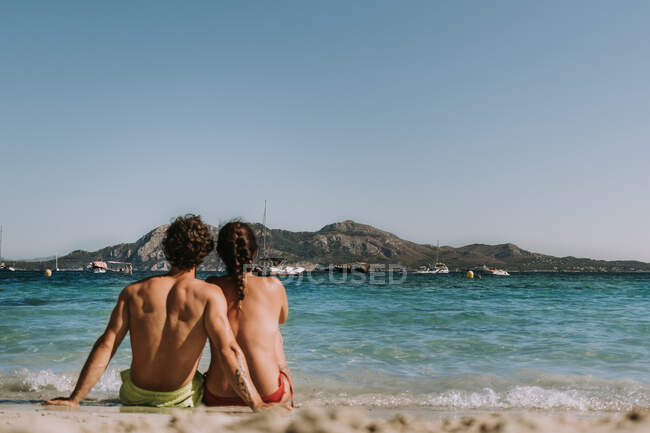Щаслива пара обіймається морем — стокове фото
