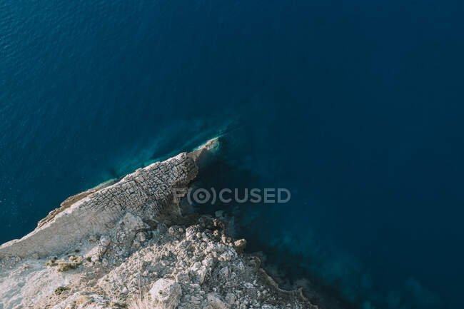 Blaues Meer winkt nahe der steinigen Küste — Stockfoto
