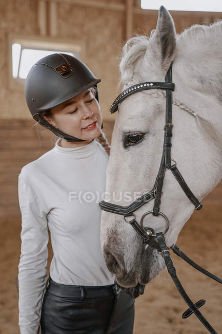 Cavaleiro com cavalo cinza maçã na arena redonda — Fotografia de Stock