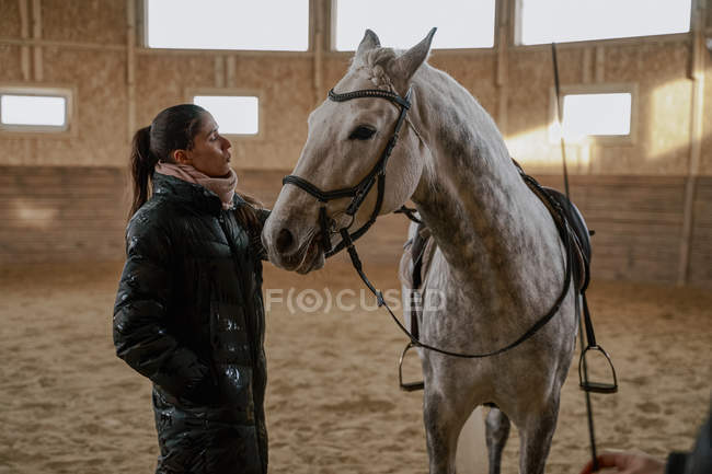 Mulher com cavalo cinza maçã na arena redonda — Fotografia de Stock