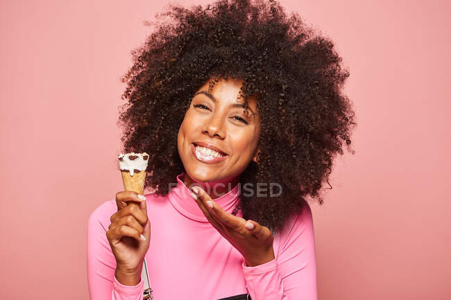 Mujer divertida con helado en palo mirando a la cámara - foto de stock