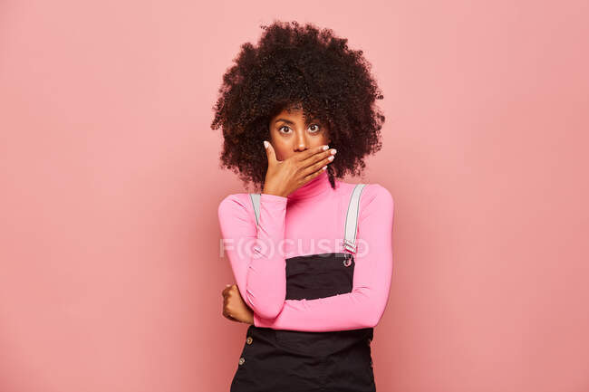 Shocked African American woman looking at camera — Stock Photo