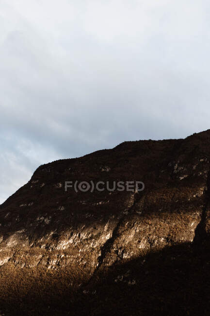 Гора в сонячний день у Доломітах. — стокове фото