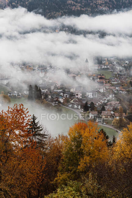 Szene des schönen Dorfes an einem bewölkten Herbstmorgen — Stockfoto