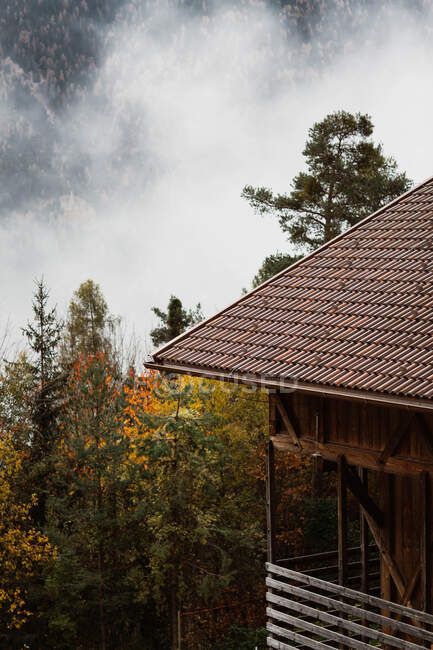 Casa solitaria en campo por montaña - foto de stock