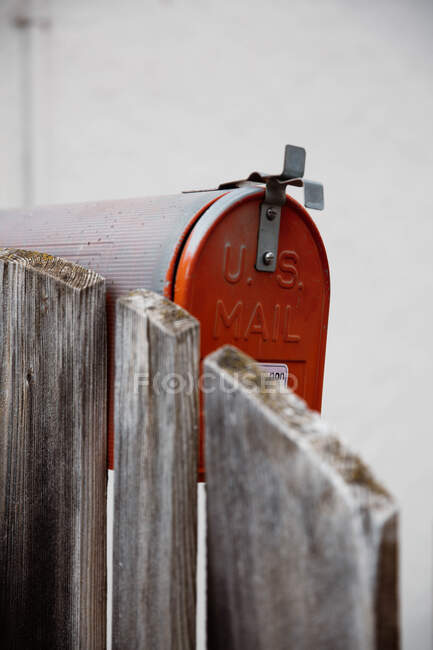Boîte aux lettres fermée et clôture en bois — Photo de stock