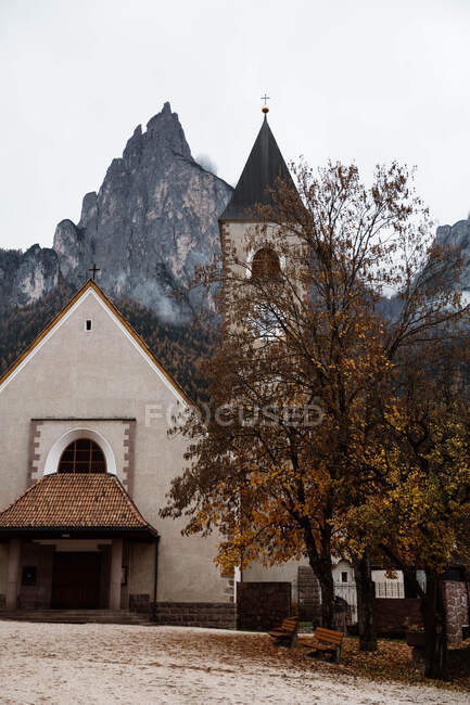 Natur und Kirche vor der Kamera — Stockfoto