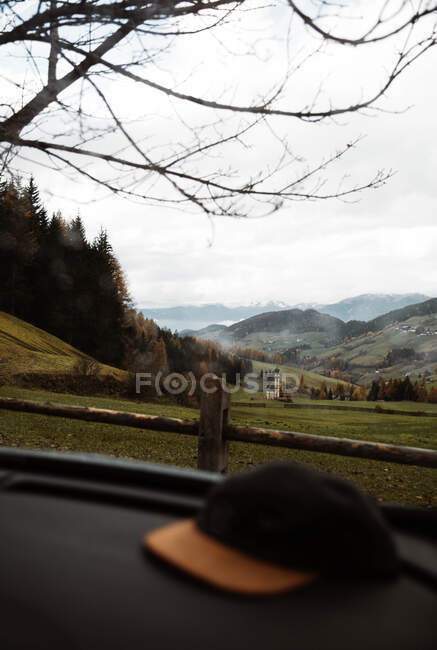 Szene eines schönen Dorfes an einem bewölkten Herbsttag — Stockfoto