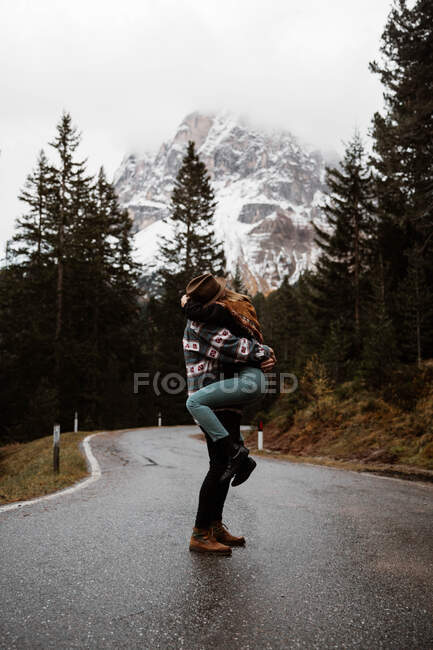 Casual resting couple standing in an embrace on route amid fores — Stock Photo