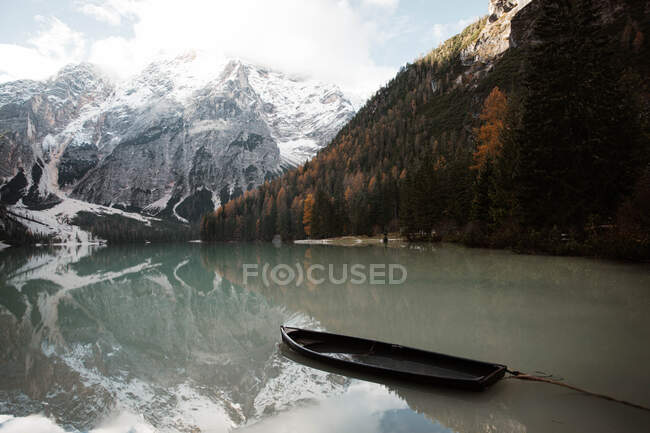 Beautiful lake and mountains — Stock Photo