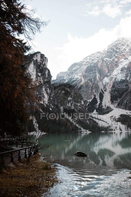 Lindo lago e montanhas — Fotografia de Stock