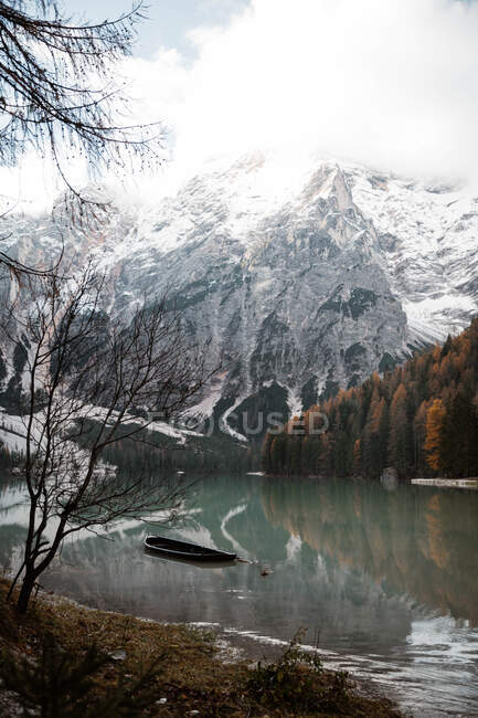 Красиве озеро і гори — стокове фото