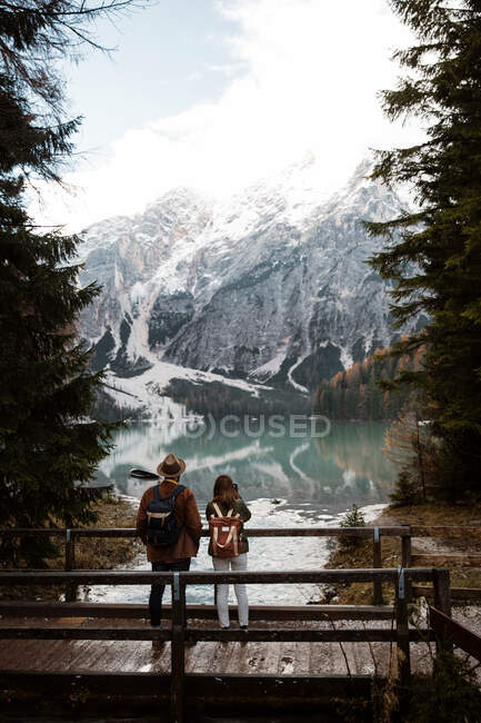 Couple au repos prenant des photos du lac et des montagnes — Photo de stock