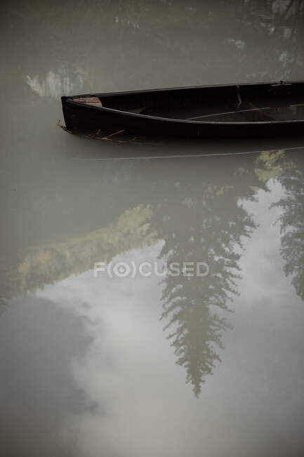Holzkanu auf trübem See — Stockfoto