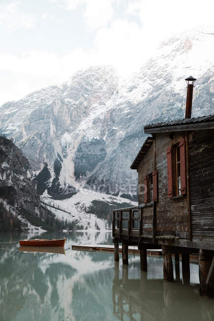 Casa sobre pilotes en el lago cerca de las montañas - foto de stock