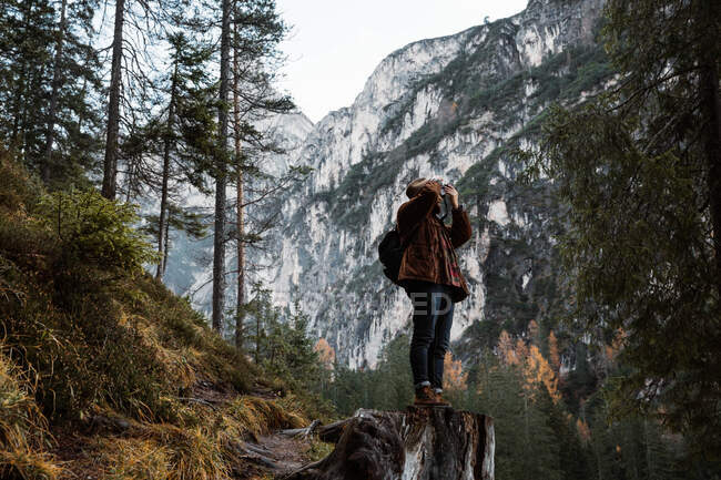 Homem em paisagem incrível em uma floresta de outono nas montanhas — Fotografia de Stock