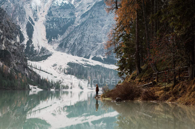 Hombre deleitándose con vistas cerca del lago y las montañas - foto de stock