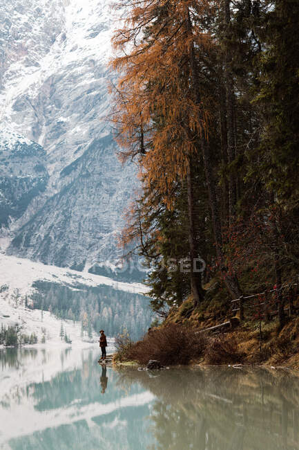L'uomo si diletta nella vista vicino al lago e alle montagne — Foto stock