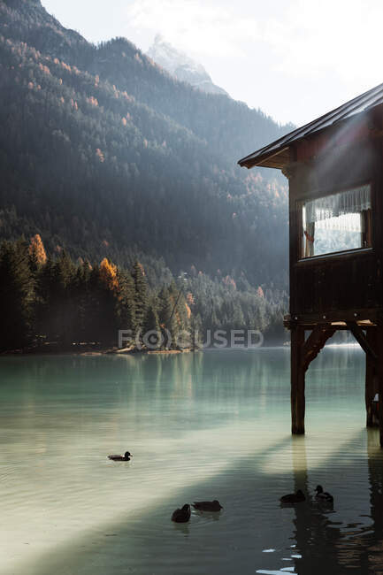 Maison sur pilotis sur lac près des montagnes — Photo de stock