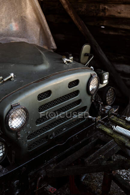 Cappuccio motore di grande auto — Foto stock