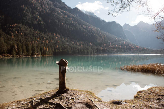 Озеро біля гори — стокове фото