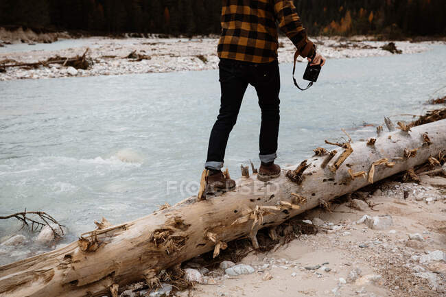 Человек наслаждается видами вблизи озера и гор — стоковое фото