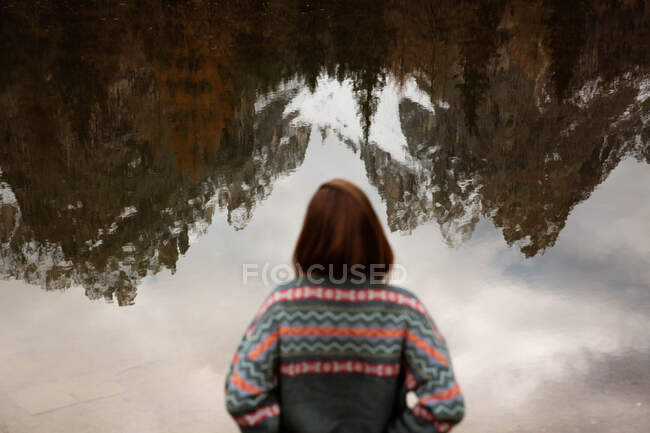Жінка насолоджується видами біля озера та гір — стокове фото