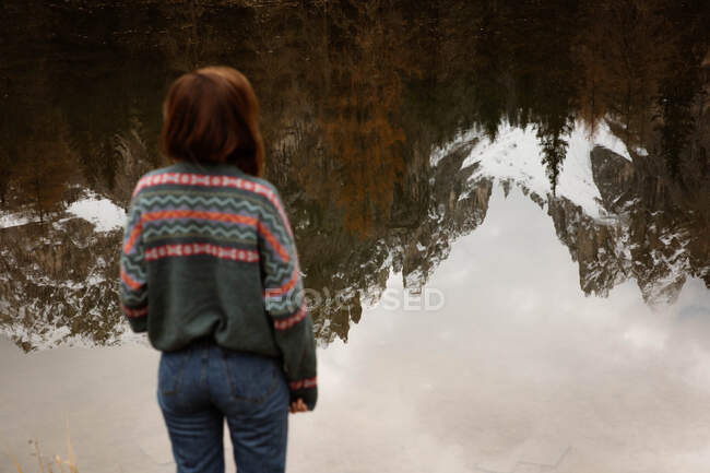 Frau genießt Aussicht in der Nähe von See und Bergen — Stockfoto