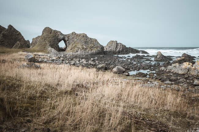 Grotte au port de l'Irlande du Nord regardant loin dans la mer — Photo de stock
