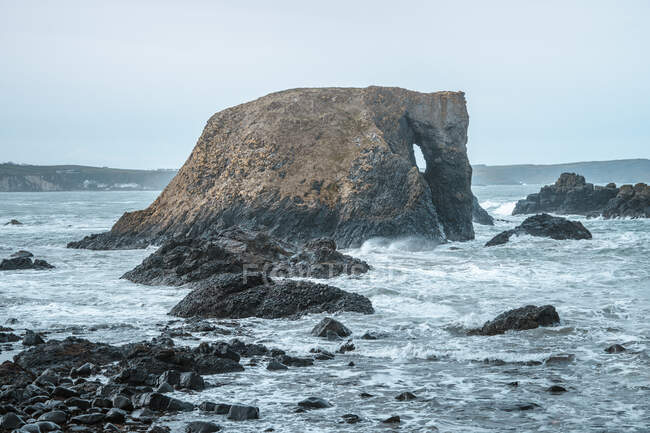 Grandi pietre in riva al mare in ambiente tempestoso in Ballintoy — Foto stock