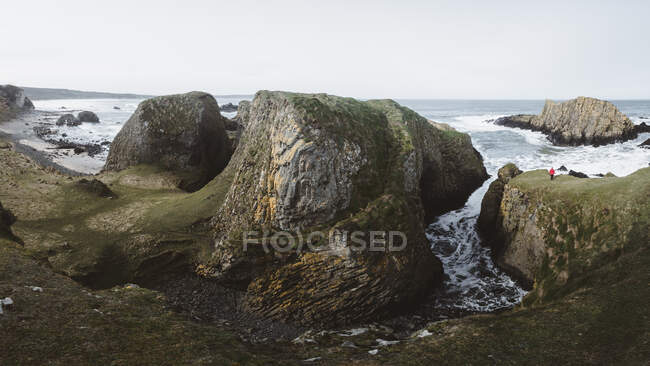 Grandes pierres dans l'océan bord de mer dans un environnement orageux à Ballintoy — Photo de stock