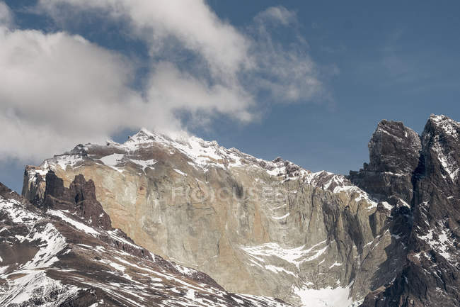 Triste vetta montuosa solitaria sotto il cielo nuvoloso nella valle rocciosa del Parco Nazionale Torres del Paine, Cile — Foto stock
