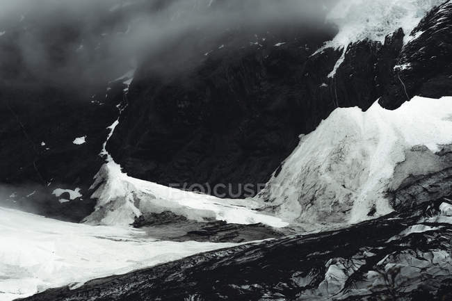 Grandi rocce rocciose ricoperte di neve nella misteriosa foschia del Parco Nazionale di Torres del Paine, Cile — Foto stock