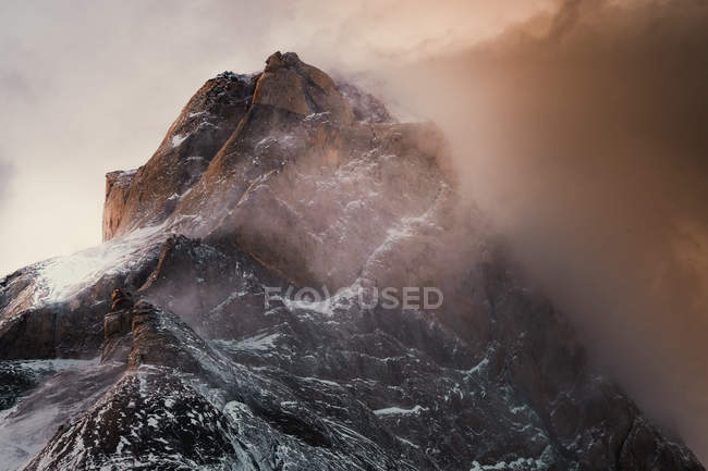 Большие каменистые скалы, покрытые снегом в таинственной дымке в Национальном парке Торрес-дель-Пайне, Чили — стоковое фото