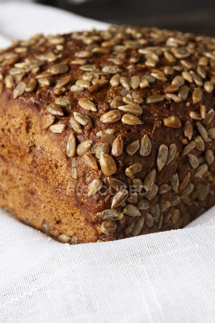 Хліб із зеленого органічного хліба з насінням на білому рушнику — стокове фото