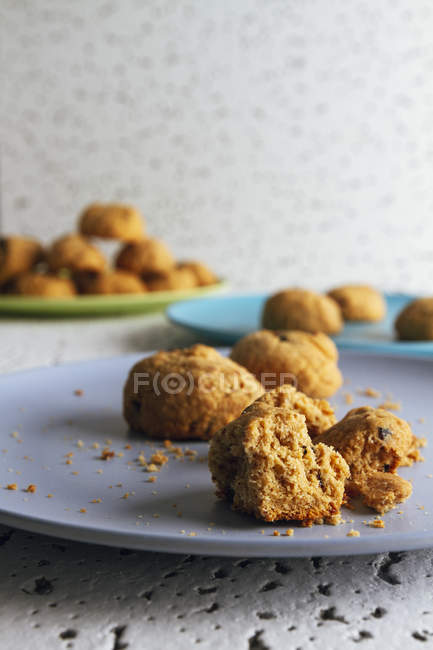 Свіже коричневе печиво з крихтами на барвистих керамічних тарілках на столі на кухні — стокове фото