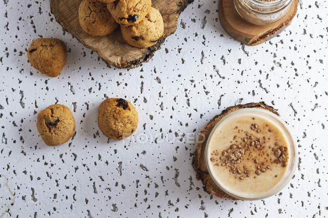 Склад органічного домашнього печива з баночкою какао-порошку та склянкою смачного какао-напою — стокове фото