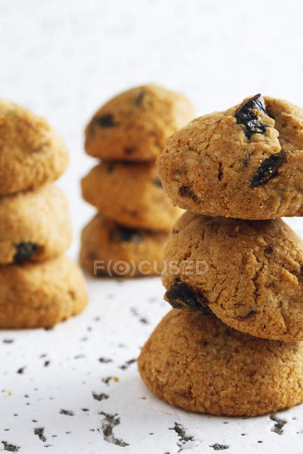 Stapel frischer hausgemachter brauner Kekse mit Schokolade auf weißem Tisch — Stockfoto