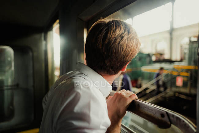 Viaggiatore che guarda fuori dalla finestra del treno — Foto stock