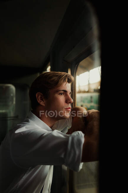 Voyageur regardant par la fenêtre du train — Photo de stock