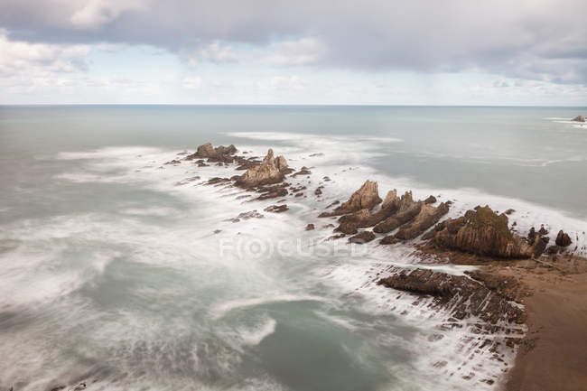 Maravilhosa costa rochosa oceânica em clima justo — Fotografia de Stock