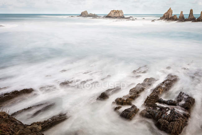Чудове скелясте узбережжя океану в сприятливу погоду. — стокове фото