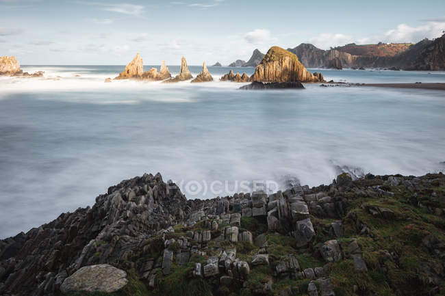 Belle côte rocheuse de l'océan par beau temps — Photo de stock