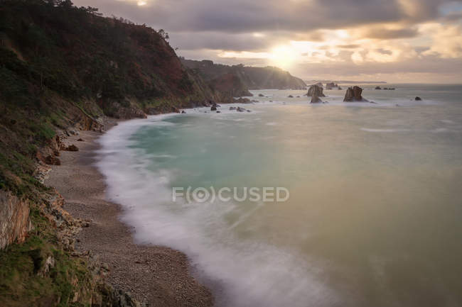 De cima de costa calma cênica com ondas tranquilas à luz do pôr-do-sol na praia rochosa de Silence O Gaviero — Fotografia de Stock