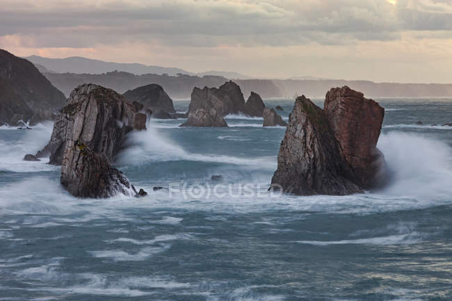 Magníficas majestosas águas furiosas da baía quebrando pedras na praia de Silêncio O Gaviero em Espanha — Fotografia de Stock