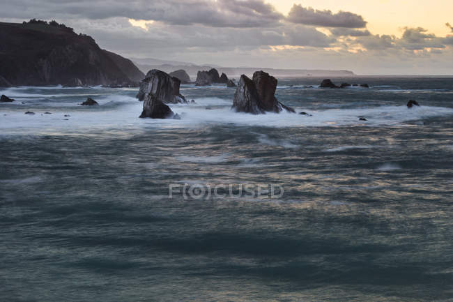 Des eaux majestueuses et pittoresques de baie fracassant des rochers sur la plage du Silence O Gaviero en Espagne — Photo de stock