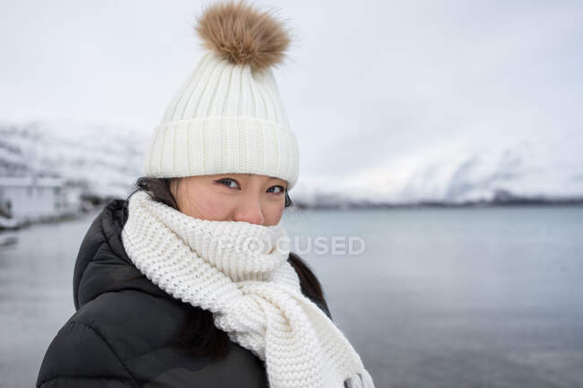 Fröhliche junge Frau in warmer Kleidung — Stockfoto