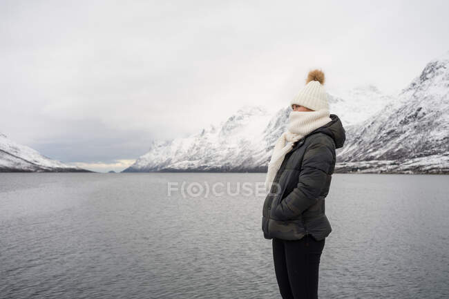 Junge Frau in warmer Kleidung — Stockfoto